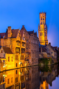 比利时布鲁日条运河沿线的历史中世纪建筑,黄昏图片