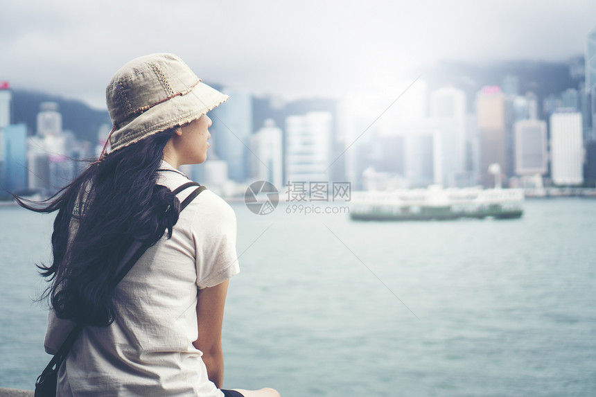 香港湾的亚洲旅行者女图片