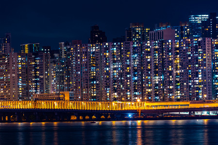 中国香港公寓大楼的夜光图片