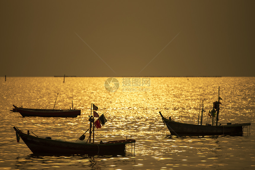 日落时当地的渔船图片