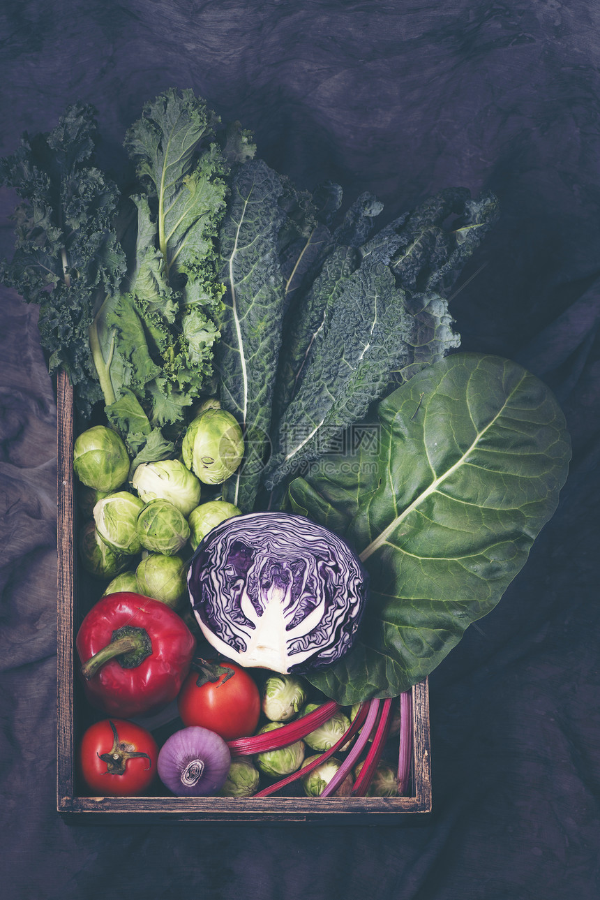 健康食品清洁食用选择木箱水果,蔬菜,种子,超级食品,谷类食品,灰色背景叶蔬菜图片