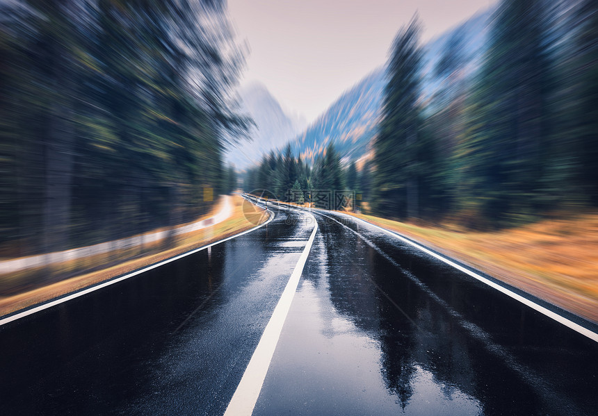 道路秋林中雨中运动模糊的效果完美的沥青山路阴雨天,背景模糊道路运动中运输空公路快速驾驶图片