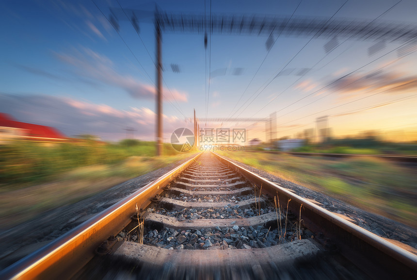 铁路美丽的蓝天与云彩日落与运动模糊的效果夏天工业景观与火车站模糊的背景铁路站台速度运动中图片