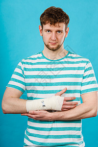 骨折脱位的手绷带的人帮助的药物治疗轻人疼痛的手掌手臂用手包扎的男人图片