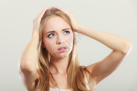 头痛,偏头痛压力担心安的女人患头部疼痛图片