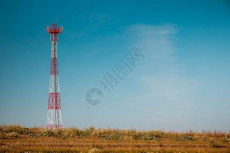 白色红色信号塔映衬着晴朗的蓝天工业自然比信号塔抗蓝天图片