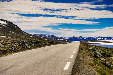 挪威山区沥青路,挪威旅游路线极光挪威山脉的沥青路图片