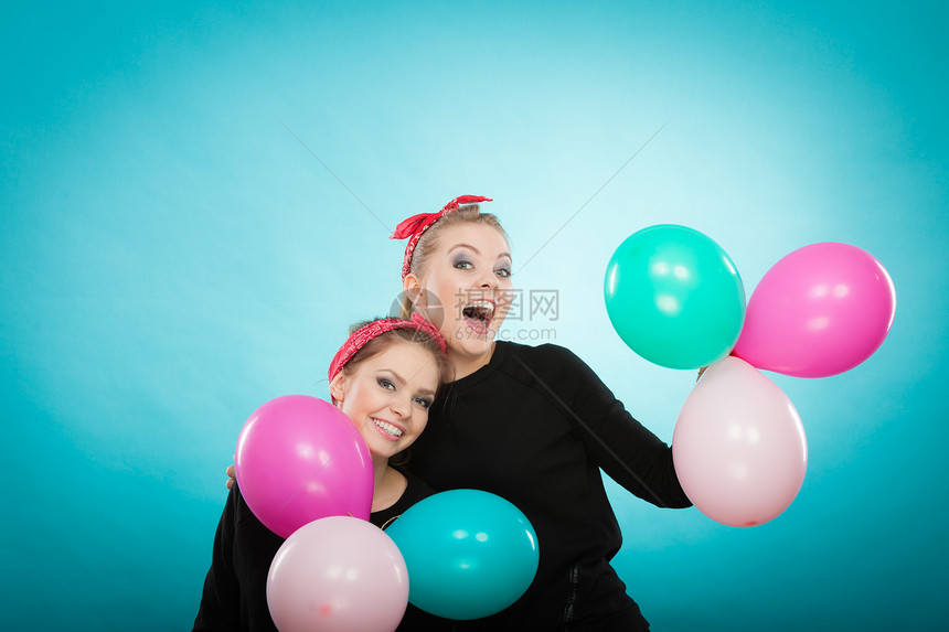 准备生日派两个可爱的快乐复古女孩准备庆祝微笑快乐的女人带着五颜六色的气球复古女孩准备气球生日派图片
