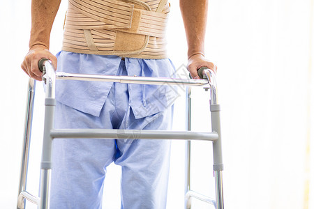 老人医院用成人步行器的特写图片