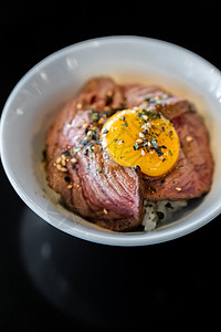 瓦吉玉牛肉古登唐布里与鸡蛋日本松鸡美食高清图片