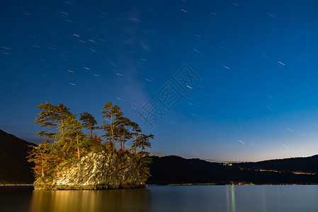 星星拖尾湖拖田与银河,拖田哈奇曼泰公园青森,日本背景