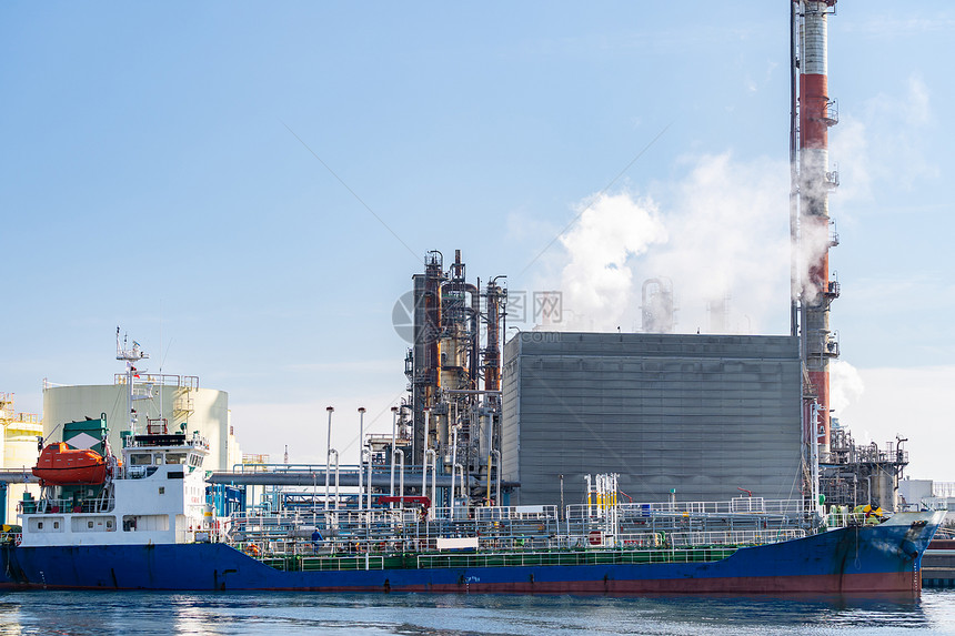 日本川崎石油化工厂装载燃料的油轮船图片
