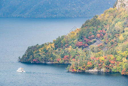 日本青森东北秋山与拖田湖的鸟瞰图海岸线高清图片素材
