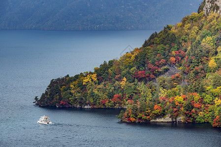 日本青森东北秋山与拖田湖的鸟瞰图湖岸高清图片素材