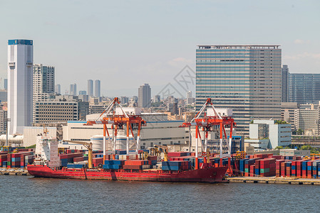 大货箱船与货物货栈码头码头港口等待国际海运运输进出口东京湾日本背景图片