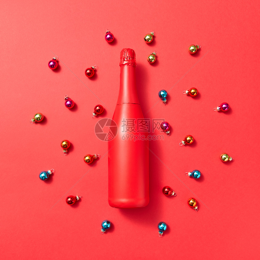 创意图案红色油漆模拟瓶红色背景上覆盖彩色璃新球与问候节日卡片节日作文红色彩绘模型瓶基督马克背景图片