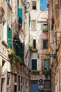 意大利威尼斯老城的狭窄街道中世纪的旧建筑与古代建筑意大利的威尼斯建筑图片