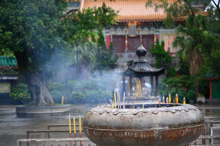 香港寺庙里的香炉图片