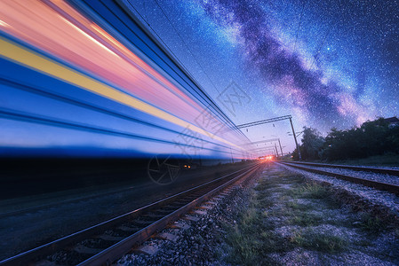 高速列车运动银河星空之夜工业景观与天空星星模糊的现代客运列车铁路火车站技术自然背景图片