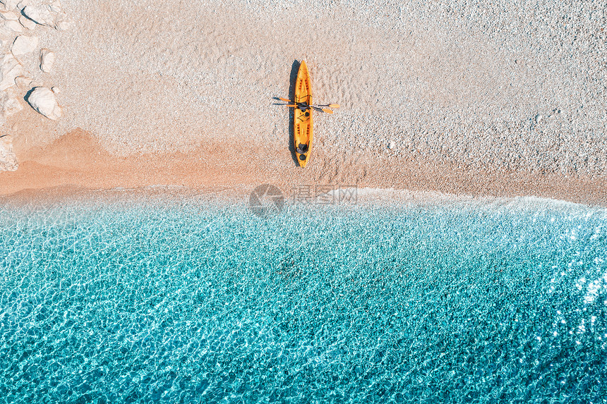 空中观看空沙滩与黄色独木舟,海岸与透明的蓝色水阳光明媚的日子夏天克罗地亚旅行船的顶部视图日落时皮艇的景观图片