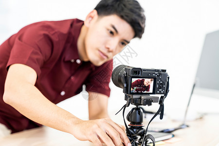 视频日志轻的亚洲男博主相机,家里录制vlog视频教程它博客博客,社交媒体爱好广播,线学课程的专注于相机背景