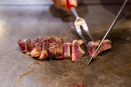 用刮刀刀煮锅上烹饪牛肉铁板烧食谱日本烤牛肉背景图片