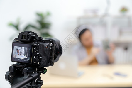 硬盘录像机轻的亚洲男ITVlogger博主场景直播关于技术升级笔记本电脑硬盘上用数码相机录制场景Vlog视频线Influe背景