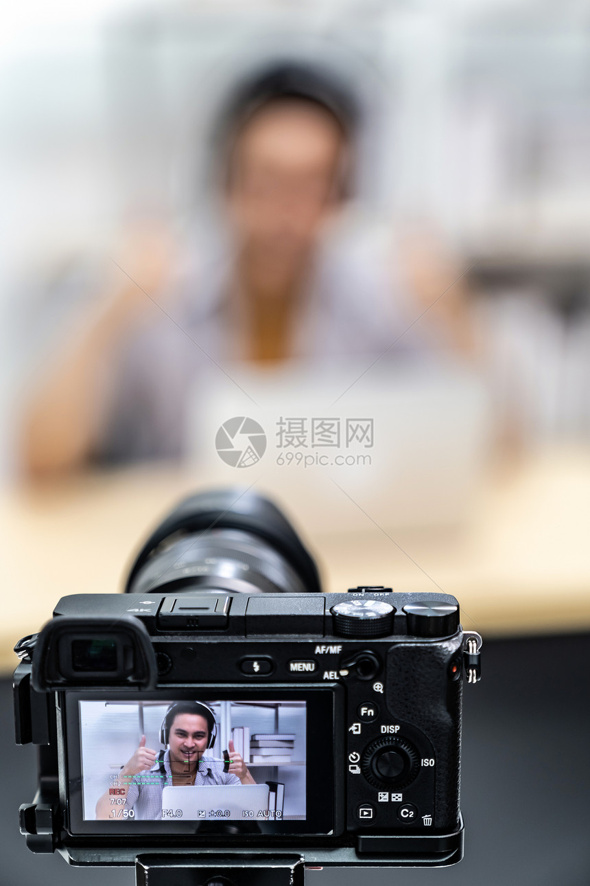 轻的亚洲男玩家铸造广播他的线玩电子游戏用数码相机录制场景vlog视频关于社交媒体的线Influencerv图片