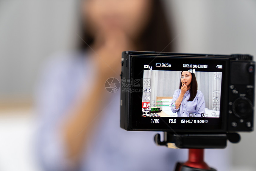 轻美丽的亚洲女美女vlogger博客记录场景如何弥补教程分享社交媒体上用数码相机桌三脚架用Vlog社交媒体影图片