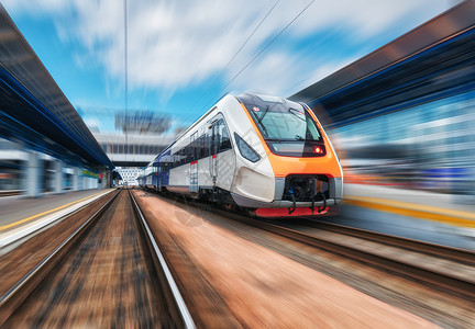 现代城市里地铁列车快速前进欧洲高清图片素材