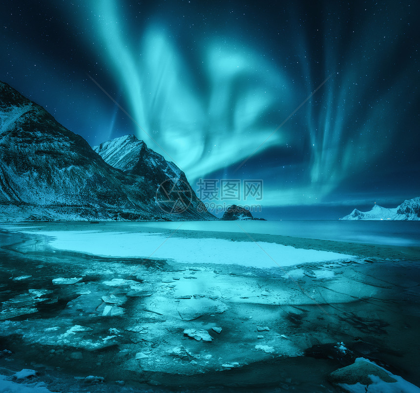 北极光和雪山冷冻的海岸图片