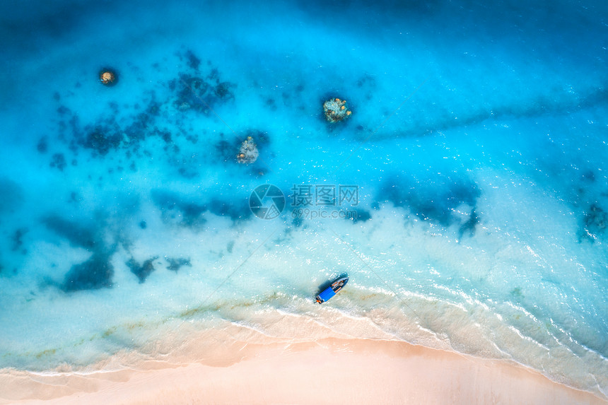 夏季日落时在蓝色透明的水中渔船图片