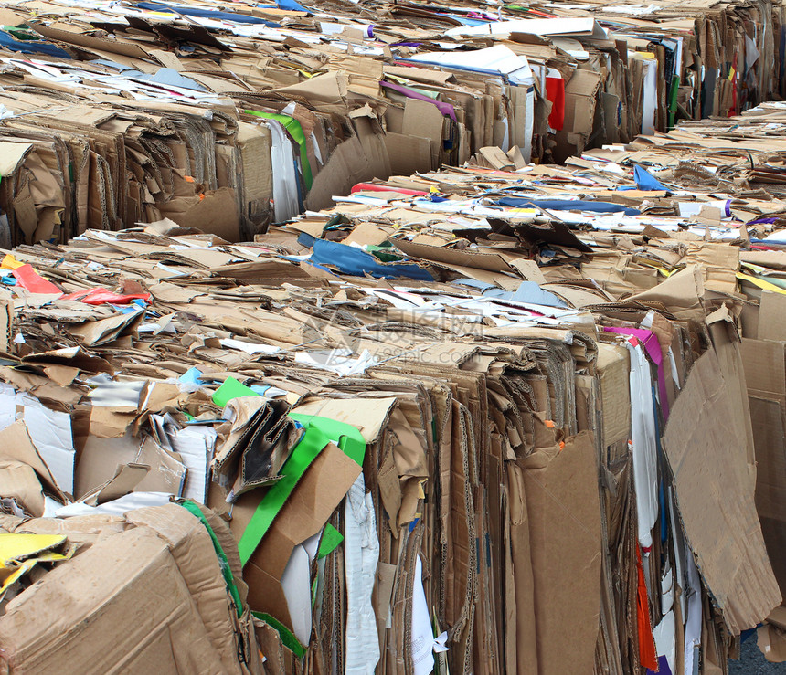 回收的纸板包装概念括堆叠的压缩合纸垃圾作为养护和环境技术业务进行再循环的象征图片