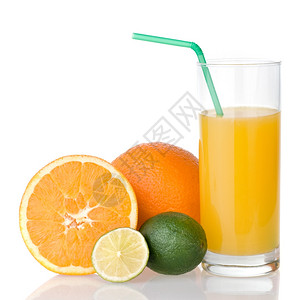 橙汁加稻草白孤立的石灰图片