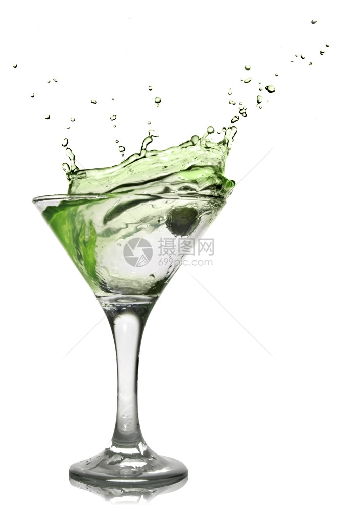 绿色酒精鸡尾白分离喷洒图片