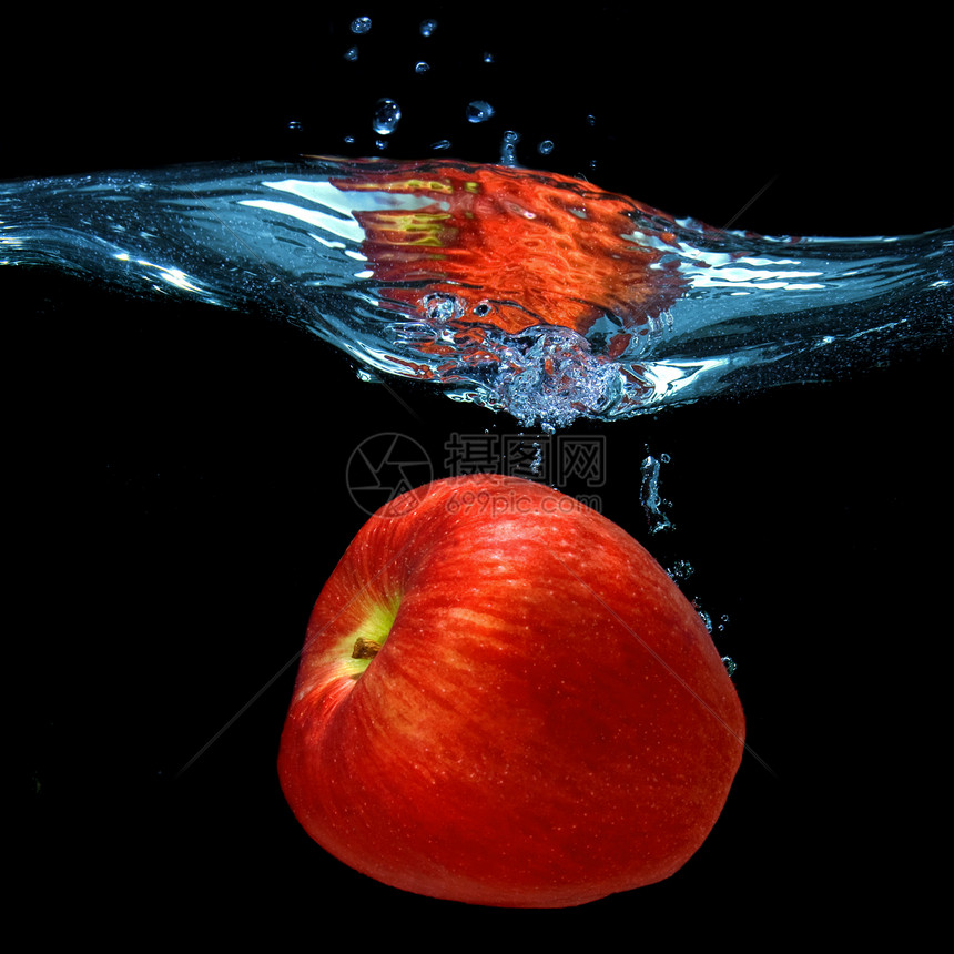 红苹果掉入水中图片