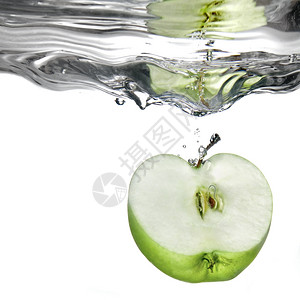 绿苹果掉入水中图片