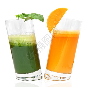 红胡萝卜和芹菜的新鲜果汁玻璃杯图片