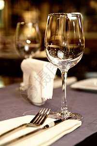 餐厅桌上的葡萄酒杯图片