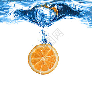 新鲜橙子掉入水中图片
