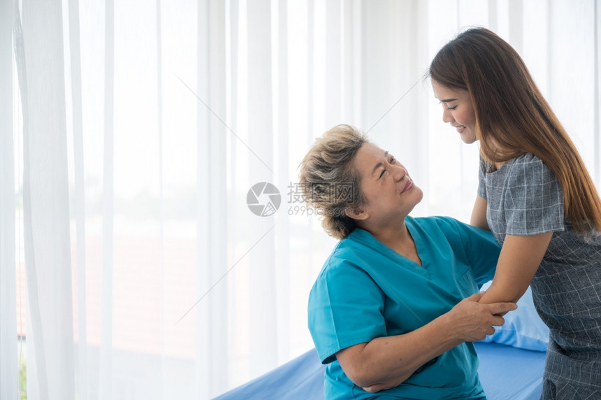 女儿来医院看望生病的母亲图片