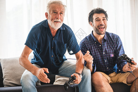 父亲和年轻的儿子享受游戏的快乐图片