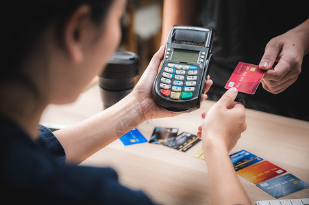 客户购买付款支付信用卡机高清图片