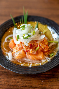 咸辣鲑鱼沙拉以泰式烹调美食图片