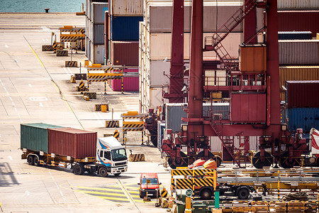 与卡车和船一起为全球商业进出口背景在TsingyHongK港口从事货运和工作背景图片