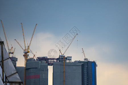 有起重机的摩天大楼建筑工地建造高清图片素材
