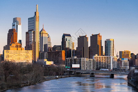 沿菲利亚市中心德尔市河边的摩天大楼的际线日落景观费城高清图片素材