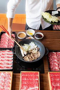 烹饪日式牛肉套餐图片