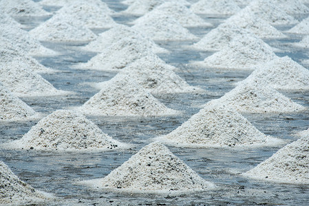 在泰国农民的盐田里晶体高清图片素材