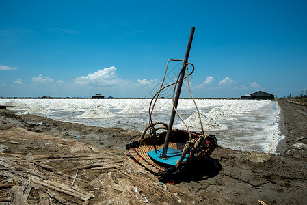 在泰国农民的盐田里盐渍的高清图片素材